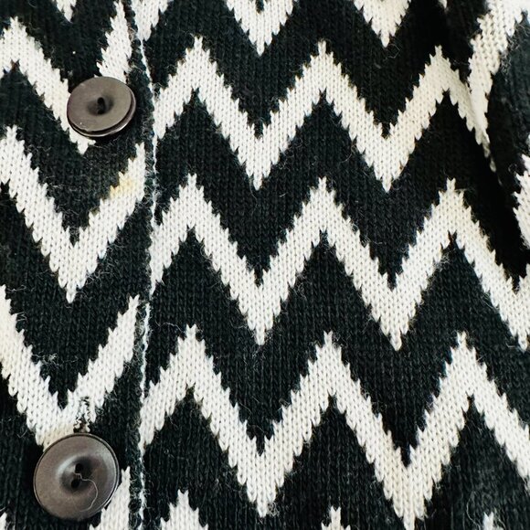 GIOGIO ITALIAN KNIT ZIGZAG PATTERN BUTTON DOWN LONG CARDIGAN BLACK AND WHITE S - Picture 3 of 4